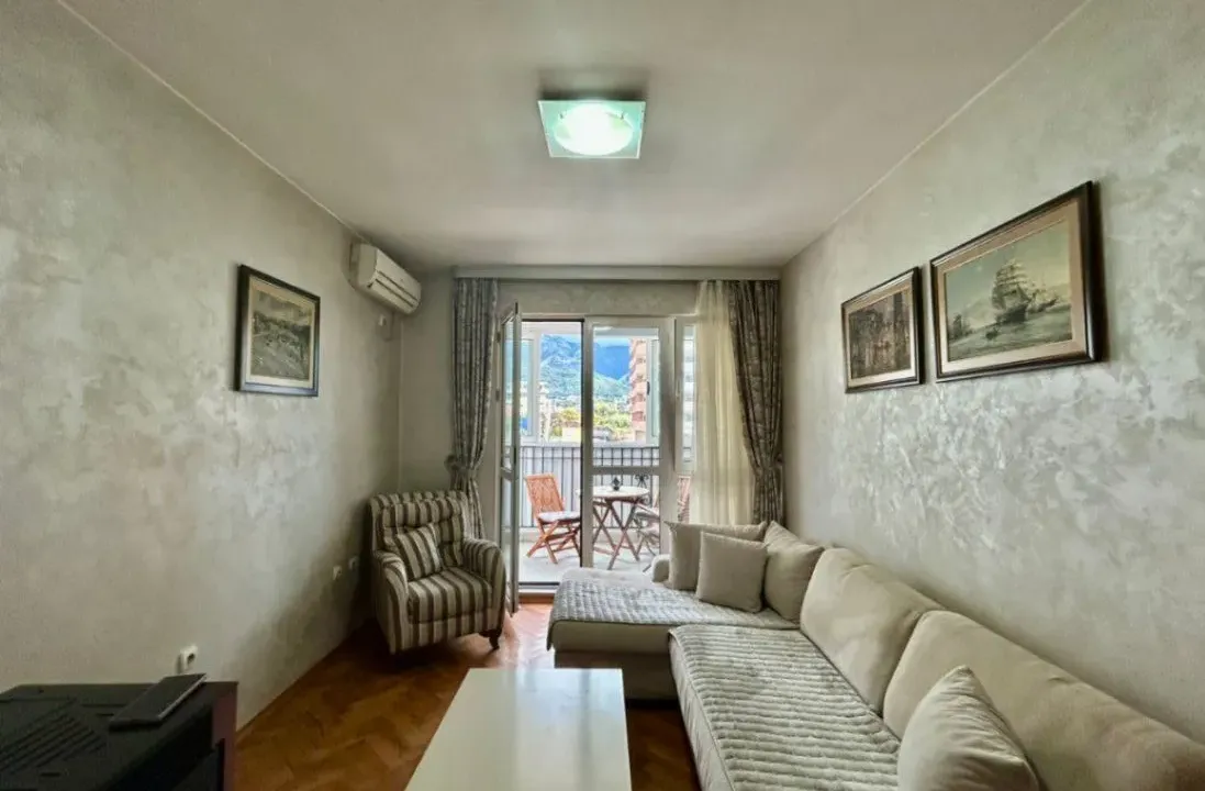 Izdavanje, jednosoban stan, 64m², Centar, Bar