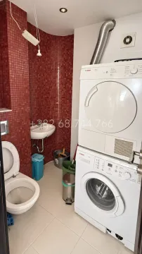 Manje kupatilo sa veš mašinom, sušilicom i WC šoljom. - image 10