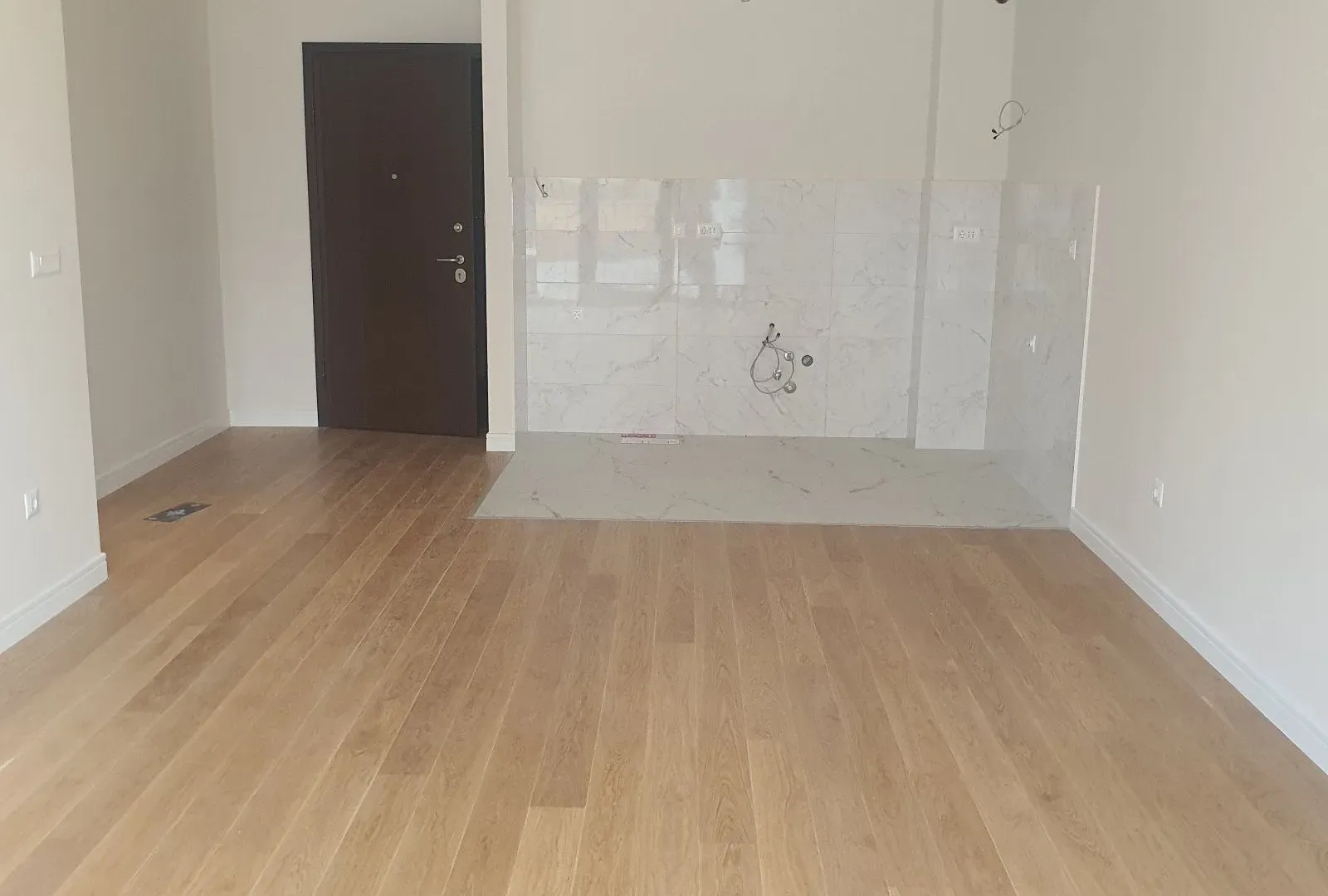Izdavanje, dvosoban stan, 82m², Kod Capital Plaze, Podgorica