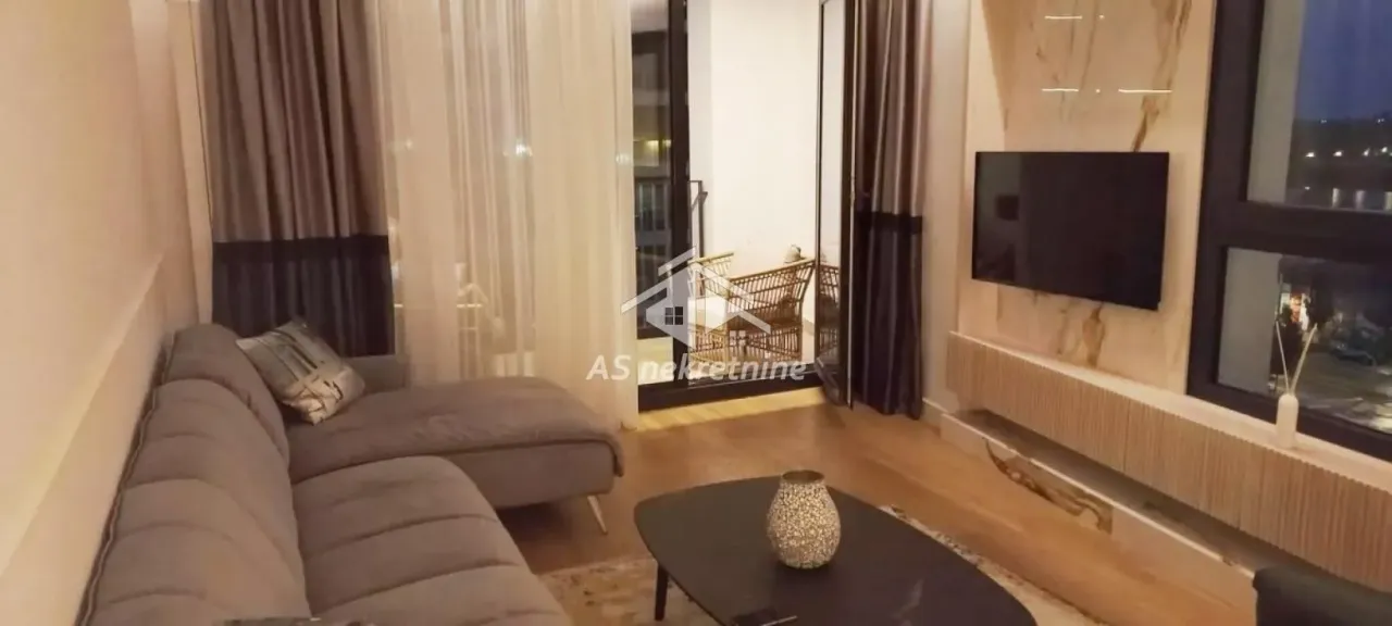 Izdavanje, trosoban stan, 92m², Savski Venac, Beograd