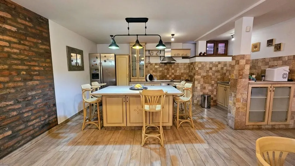 Izdavanje, kuća, 180m², Kalenić Pijaca, Vračar Sve Podlokacije