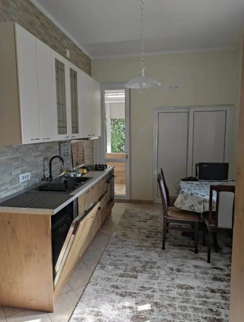 Izdavanje, dvosoban stan, 95m², Centar, Podgorica