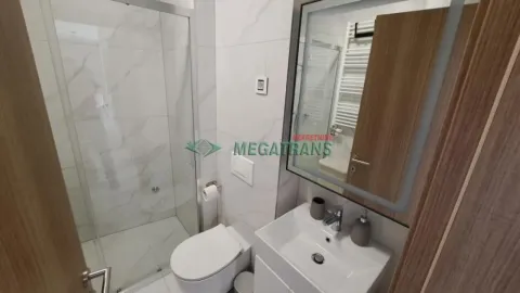 Moderno opremljeno kupatilo sa tuš kabinom, umivaonikom i WC šoljom. - image 20