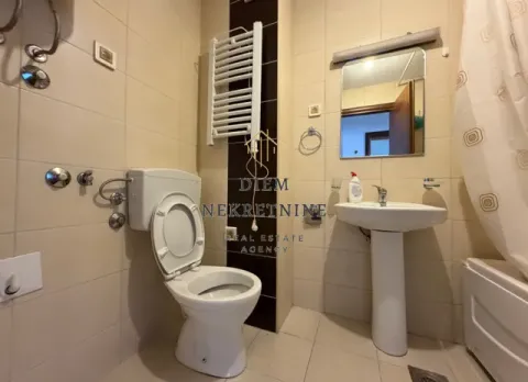 Manje kupatilo sa sanitarijama i tuš kabinom. - image 5