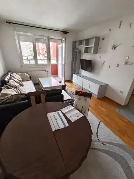 Dnevna soba sa garniturom, trpezarijskim stolom i izlazom na balkon. - image 18