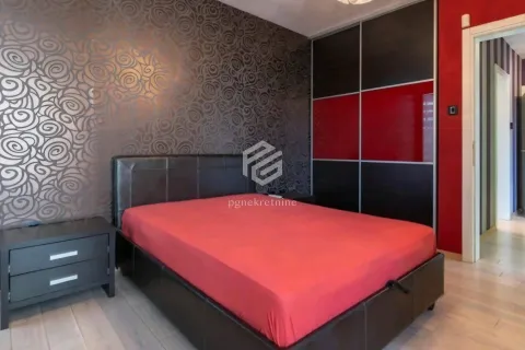 Namještena spavaća soba sa bračnim krevetom, noćnim stočićem i ugradnim ormarom. - image 6