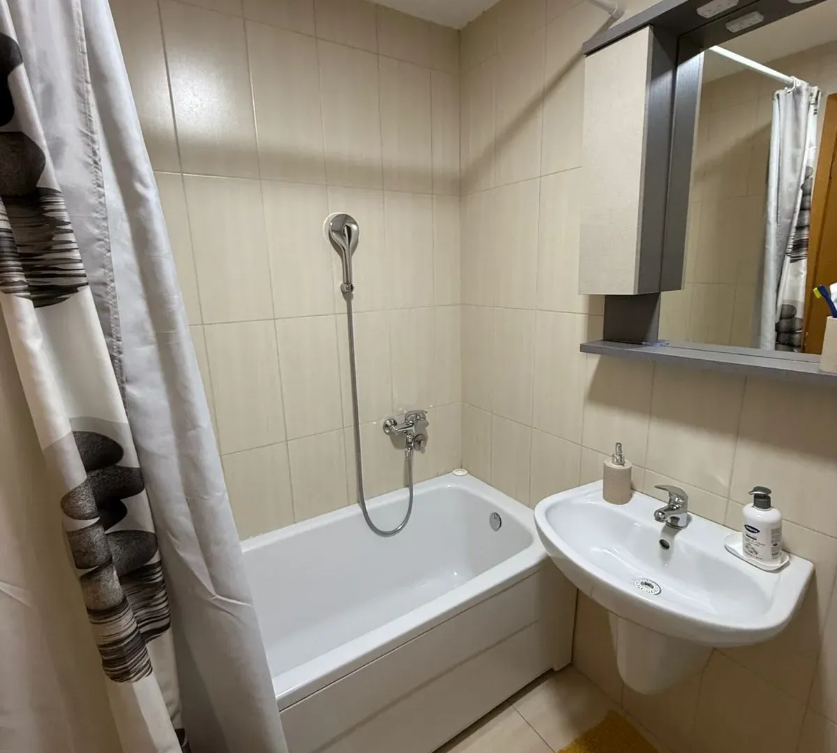 Izdavanje, dvosoban stan, 74m², Blok 9, Podgorica