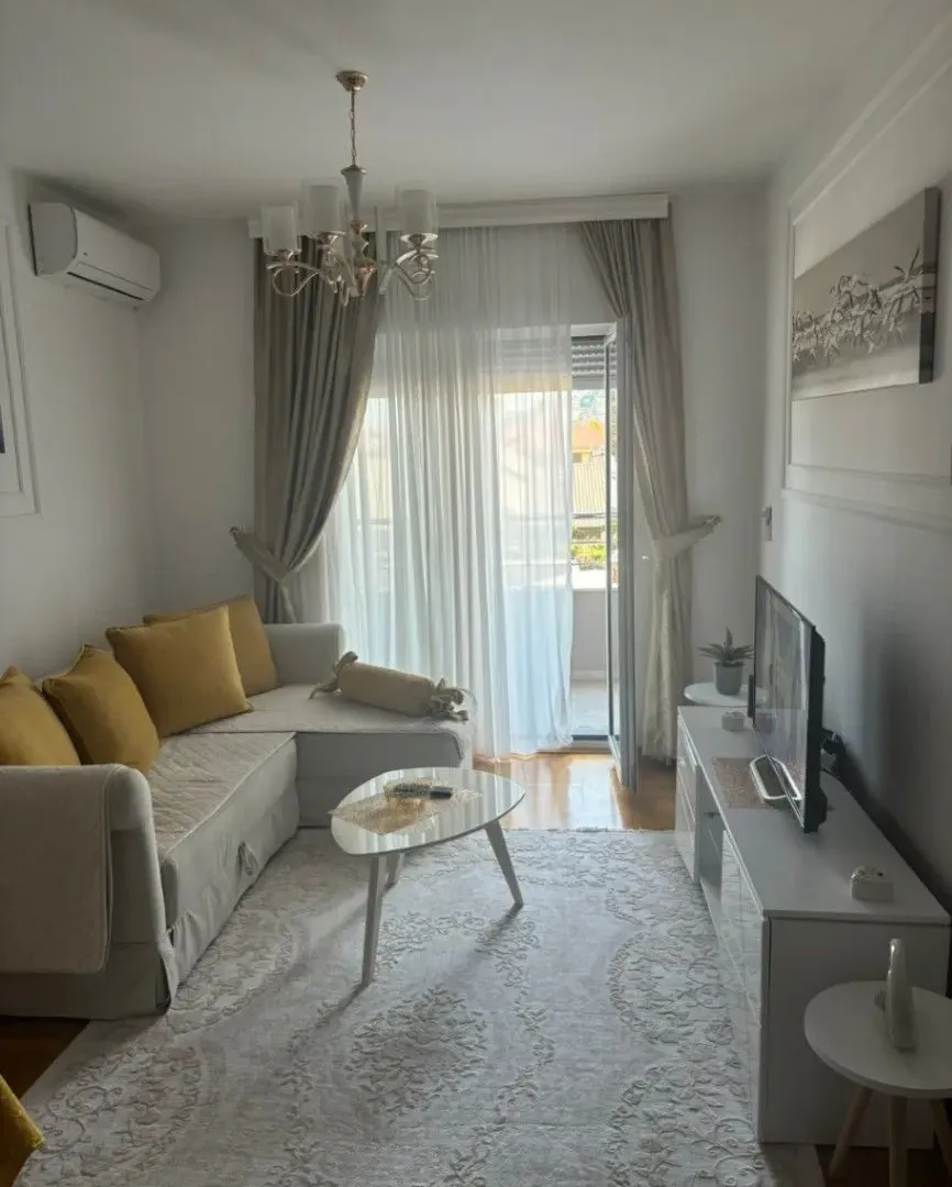 Izdavanje, jednosoban stan, 41m², Centar, Budva