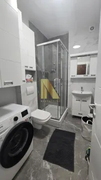 Moderno kupatilo sa tuš kabinom, umivaonikom, WC šoljom i veš mašinom. - image 12