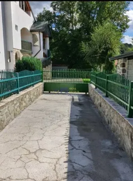 Prilaz sa kapijom i dvorištem ispred kuće. - image 8