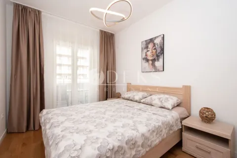 Spavaća soba sa bračnim krevetom, noćnim stočićima i balkonskim vratima. - image 5