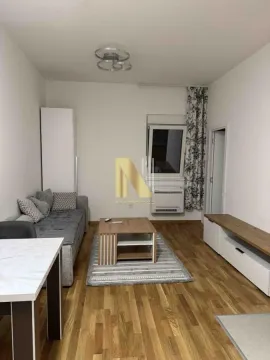 Dnevna soba sa garniturom za sedenje, stočićem i TV komodom. - image 3