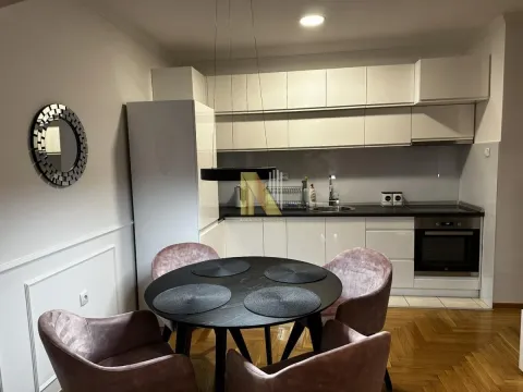 Kuhinja sa trpezarijskim stolom i stolicama. - image 3