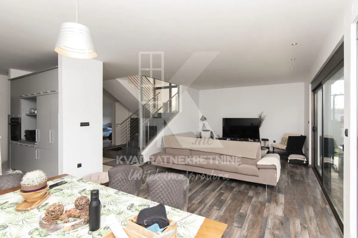 Sale, house, 250m², Tološi, Podgorica