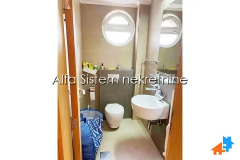 Manje kupatilo sa umivaonikom, WC šoljom i okruglim prozorima. - image 13