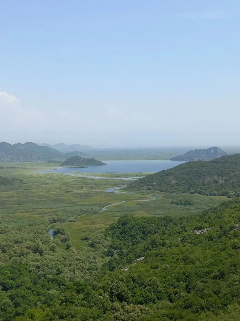 Prelijep panoramski pogled na okolni pejzaž, rijeku i jezero u daljini.