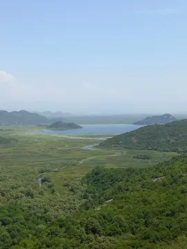 Prelijep panoramski pogled na okolni pejzaž, rijeku i jezero u daljini. - image 2