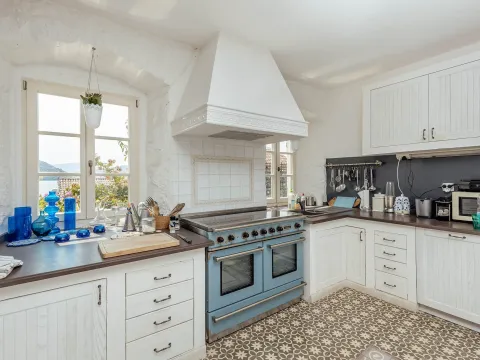 Izdavanje, kuća, 382m², Perast, Kotor - image 26