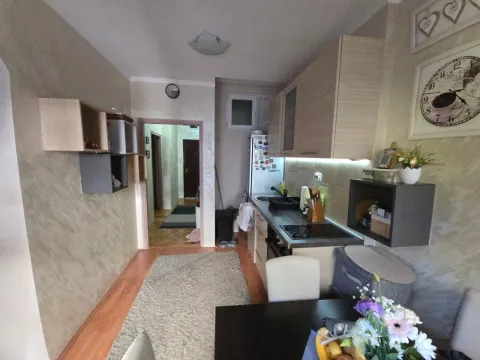 Manja opremljena kuhinja sa trpezarijskim stolom i elementima od svetlog drveta. - image 6