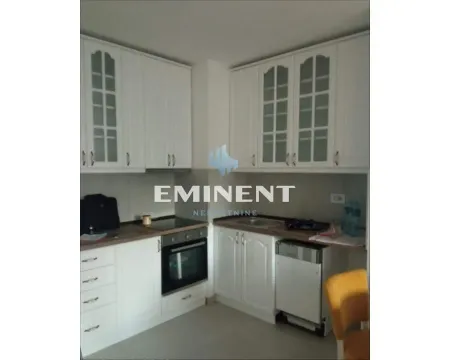 Kuhinja sa belim elementima i ugrađenom rernom. - image 7
