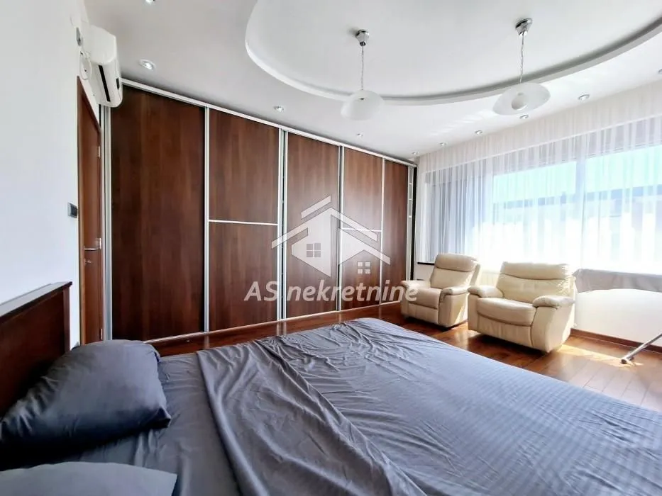 Izdavanje, četvorosoban stan, 135m², Savski Venac, Beograd