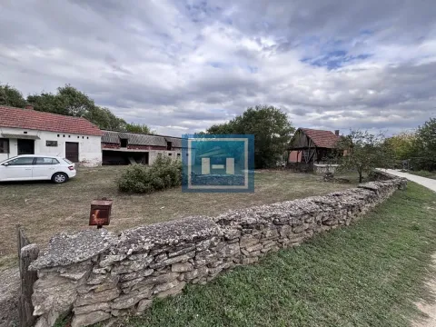 Pogled na dvorište sa pomoćnim objektima i kamenom ogradom. - image 5