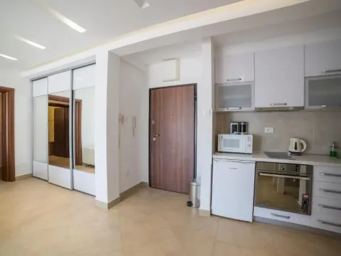 Izdavanje, dvosoban stan, 50m², Centar, Budva - image 4