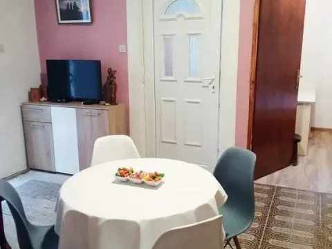 Izdavanje, trosoban stan, 70m², Kalimanj, Tivat - image 9