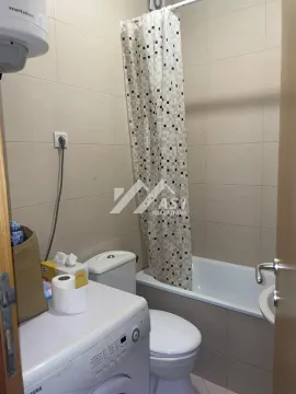 Manje kupatilo opremljeno kadom, wc šoljom, umivaonikom i veš mašinom. - image 8
