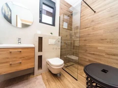 Izdavanje, kuća, 190m², Tološi, Podgorica - image 16