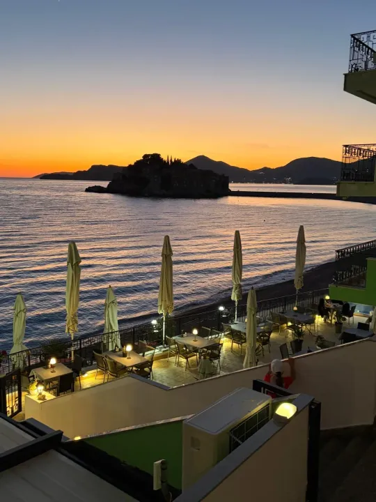 Izdavanje, trosoban stan, 90m², Sveti Stefan, Budva
