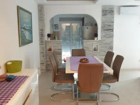 Sale, two bedroom apartment, 83m², Petrovac, Budva - image 2