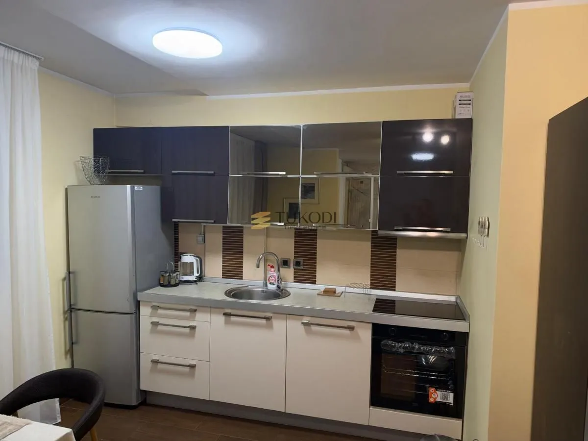 Kuhinja sa donjim i gornjim elementima i ugrađenim aparatima.