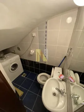 Manje kupatilo sa veš mašinom, umivaonikom i toaletom pod kosinom. - image 11