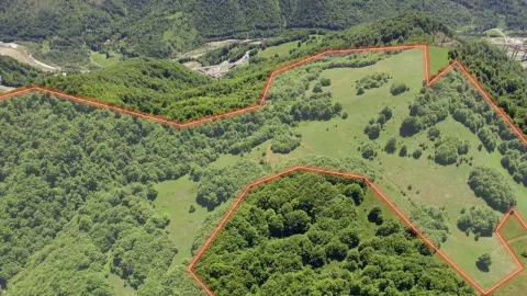 Zračni snimak prostranog zemljišta u prirodi sa obilježenim granicama parcele. - image 5