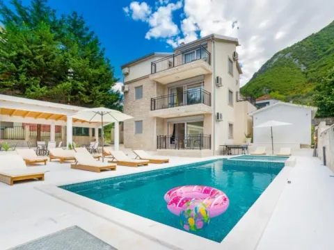 Prodaja, kuća, 240m², Stoliv, Kotor