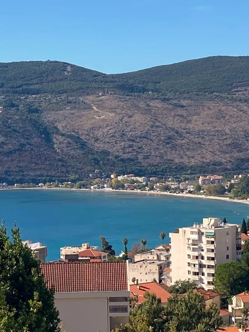 Pogled na more i okolne planine sa nekretnine.