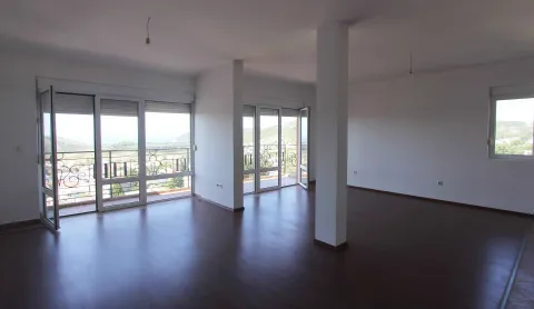 Svijetla i prostrana prazna soba sa tamnim podom i izlazom na balkon. - image 8