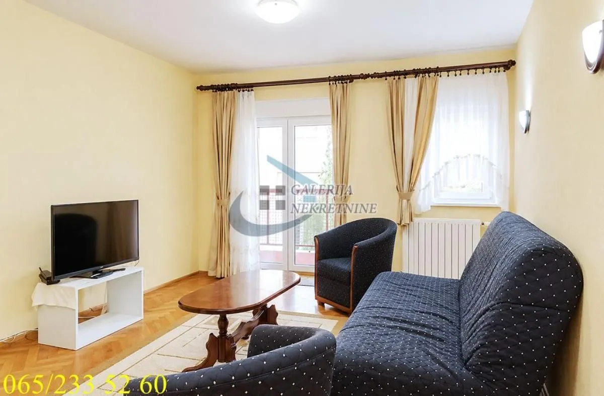 Prodaja, dvosoban stan, 72m², Centar, Inđija