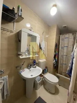 Manje kupatilo sa umivaonikom, WC šoljom i kadom. - image 8