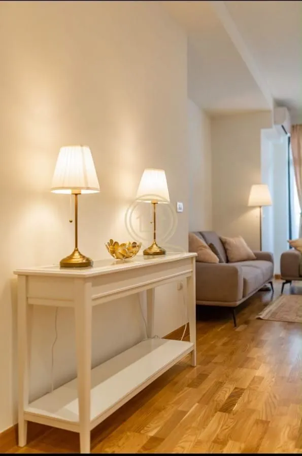 Izdavanje, trosoban stan, 87m², Savski Venac, Beograd