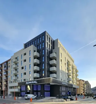 Pogled na spoljašnjost moderne višecpratne stambeno-poslovne zgrade sa poslovnim prostorom u prizemlju. - image 2