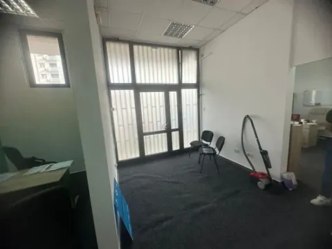 Izdavanje, poslovni prostor, 42m², Pobrežje, Podgorica - image 4