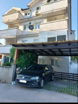Pogled na spoljašnjost zgrade sa parkingom i natkrivenim prostorom. - image 6