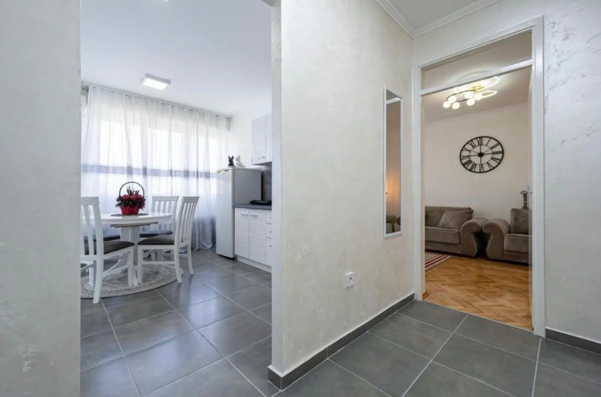 Izdavanje, dvosoban stan, 72m², Pejton, Podgorica