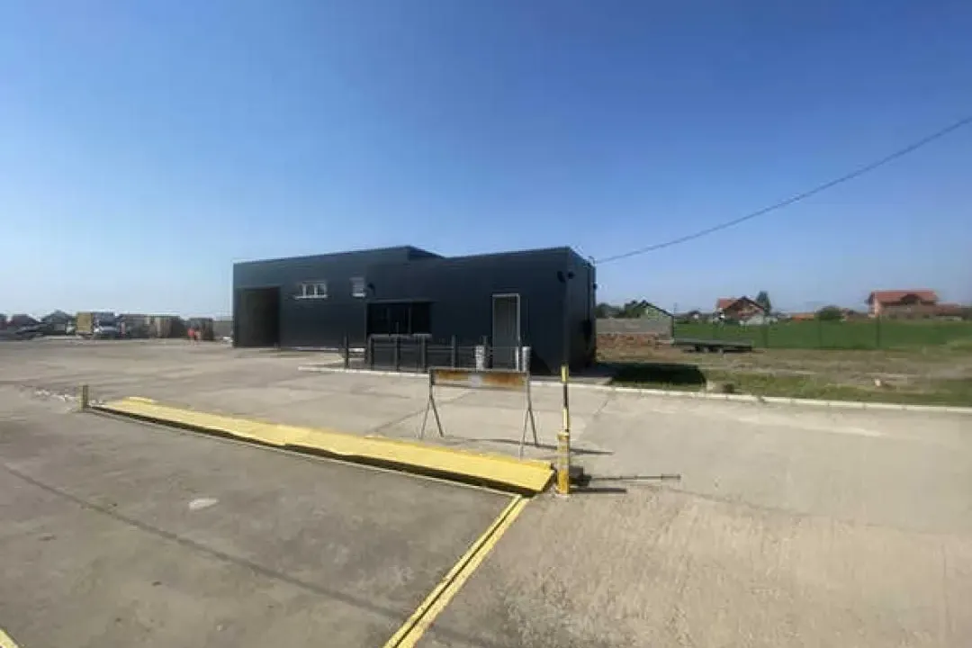 Izdavanje, poslovni prostor, 220m², Zemun Ugrinovci, Zemun Sve Podlokacije