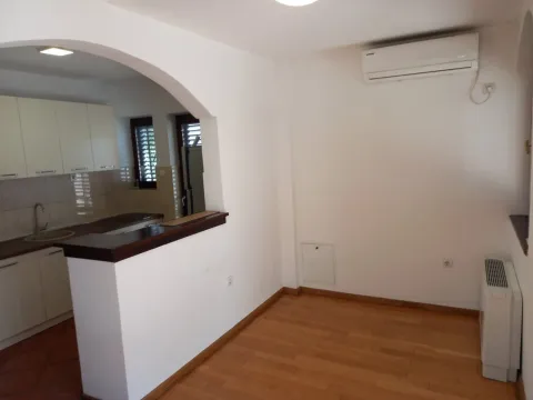 Sale, house, 340m², Tološi, Podgorica - image 9