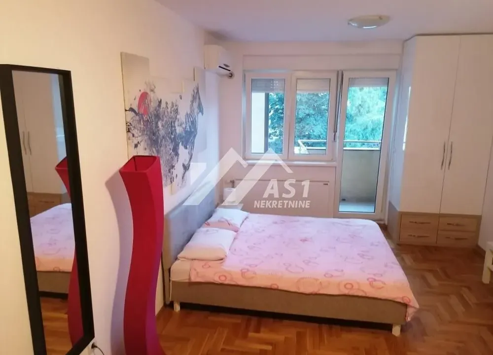 Izdavanje, stan, 27m², Centar, Novi Sad