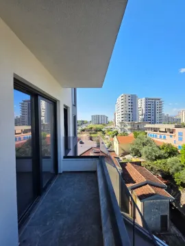 Moderan balkon sa staklenom ogradom i pogledom na grad. - image 12