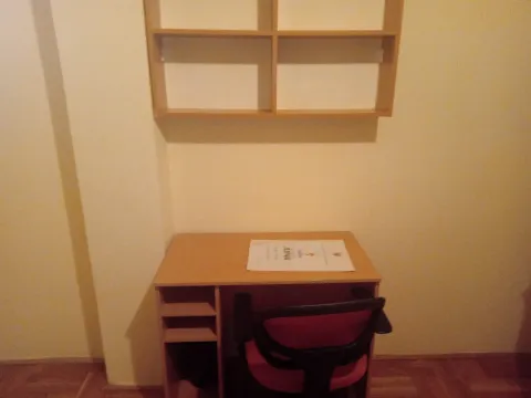 Radni kutak sa stolom, stolicom i zidnom policom. - image 5